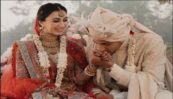 ইনস্টাগ্রামে বিয়ের ছবি শেয়ার করে ক্যাপশনে দর্শন লিখেছেন, ‘চিরকালের সেরা বন্ধু।’