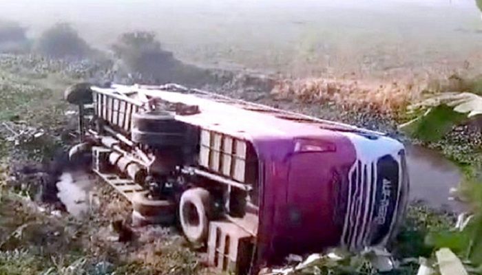 ফরিদপুরে বাস-ট্রাক সংঘর্ষে প্রাণ গেল ২ জনের