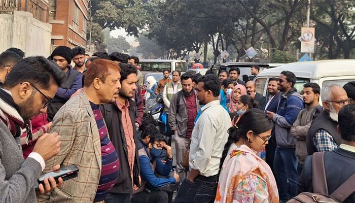 সচিবালয়ের সামনে ৪৩তম বিসিএসে বাদ পড়া ২৬৭ জন