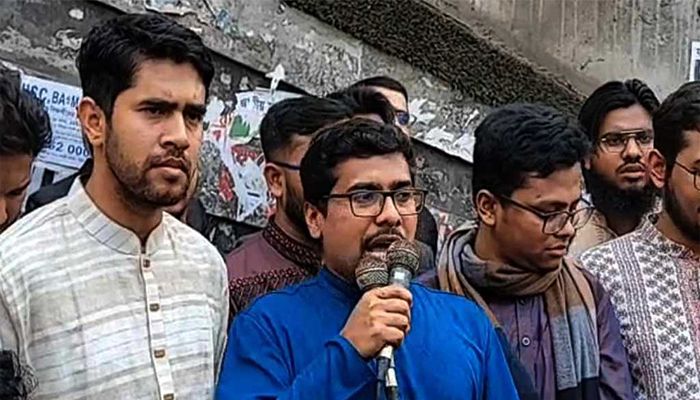 গণমিছিল শেষে বক্তব্য দিচ্ছেন শিবিরের নেতারা।  ছবি: সংগৃহীত 