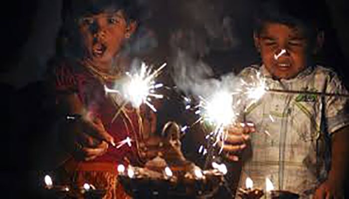 রাজধানীতে আতশবাজি পোড়াতে গিয়ে শিশুসহ দগ্ধ ৫  