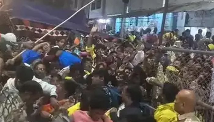 মন্দিরে বিশৃঙ্খলা সামলানোর চেষ্টা করছে পুলিশ। ছবি: সংগৃহীত 