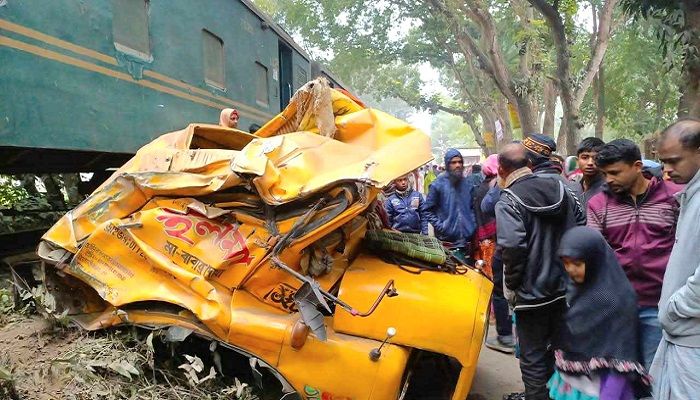 জামালপুরে ট্রেনের ধাক্কায় দুমড়ে-মুচড়ে গেল ট্রাক