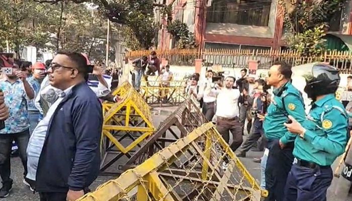 শিক্ষা ভবনের সামনে অবস্থান ৩৫ প্রত্যাশীদের