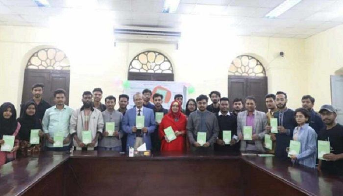﻿পত্রিকার মোড়ক উন্মোচন অনুষ্ঠান। ছবি: জবি প্রতিনিধি