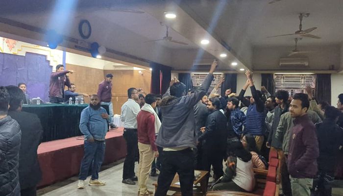 ﻿জাহাঙ্গীরনগর বিশ্ববিদ্যালয়ে হট্টগোলের কারণে পণ্ড ছাত্রদলের নবগঠিত ১৭৭ সদস্যের কমিটির প্রথম মতবিনিময় সভা। ছবি: সংগৃহীত