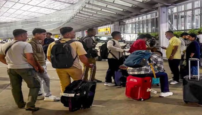 কলকাতা বিমানবন্দরে আটকা ২২০ বাংলাদেশি দেশে ফিরেছেন। ছবি