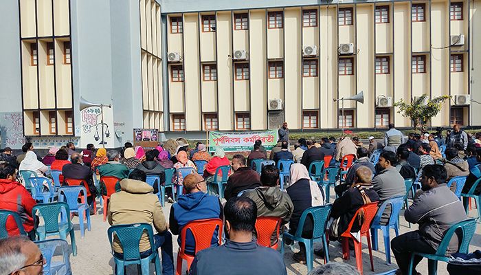 রাবি কর্মকর্তা-কর্মচারীদের ফের পূর্ণ দিবস কর্মবিরতি