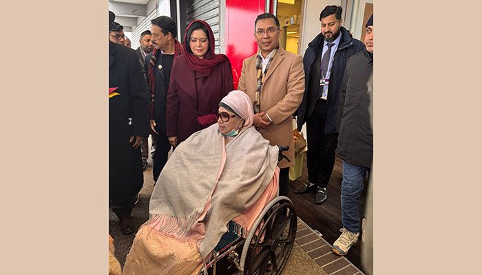 হি‌থ্রো বিমানবন্দরে মা খালেদা জিয়ার সঙ্গে ছেলে তারেক রহমান ও ডা. জোবাইদা রহমান। ছবি:  বিএনপির মিডিয়া সেল   