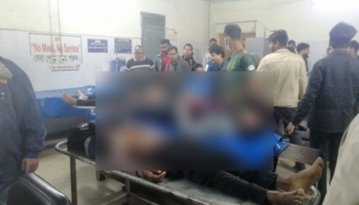 গোলাগুলিতে নিহত দুইজনের লাশ। ছবি: সংগৃহীত