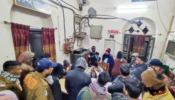﻿স্টেশন মাস্টারকে অবরুদ্ধ করে রাখে ক্ষুব্ধ যাত্রীরা। ছবি: নাটোর প্রতিনিধি