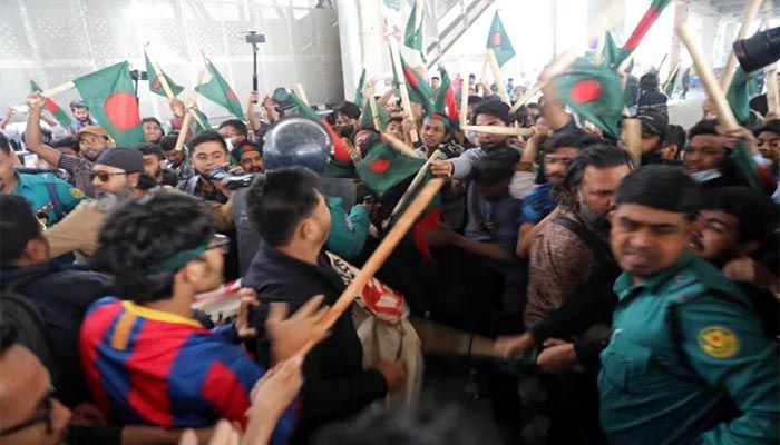 সংক্ষুব্ধ আদিবাসী ছাত্র-জনতার ওপর হামলা। ফাইল ছবি 