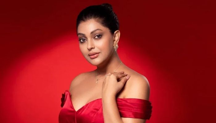 ইমিগ্রেশনে আটক প্রসঙ্গে মুখ খুললেন নিপুণ