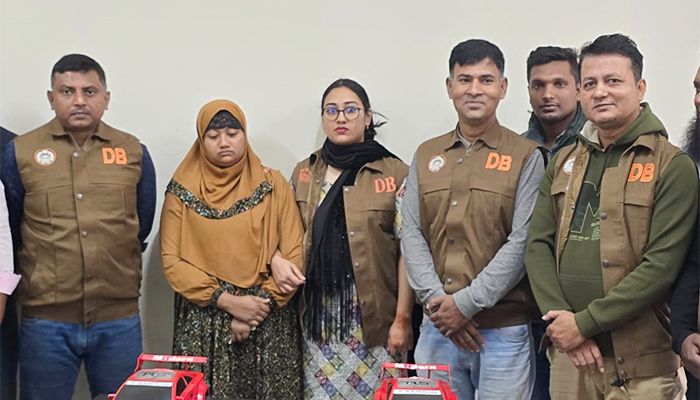 খেলনা গাড়িতে ইয়াবা সরবরাহ, নারী আটক 
