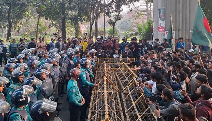 ঘেরাও কর্মসূচিতে বাধা দেয় পুলিশ। ছবি: সংগৃহীত 