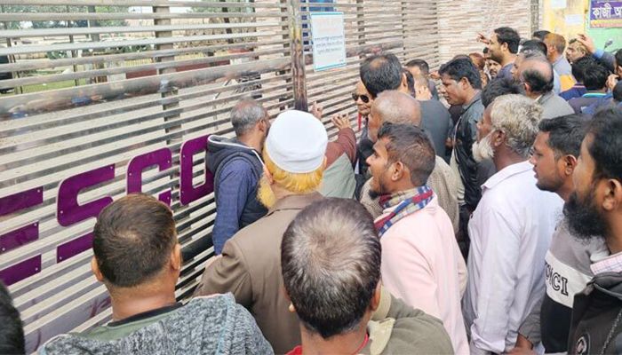 রংপুরে নেসকোর কার্যালয় ঘেরাও করে বিক্ষোভ