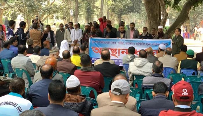 কোটা পুনর্বহালের দাবিতে রাবিতে কর্মকর্তা-কর্মচারীদের কর্মবিরতি। ছবি: সংগৃহিত   