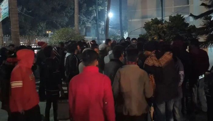 কৃষকদলের নেতাকে গ্রেপ্তার করায় থানা ঘেরাও