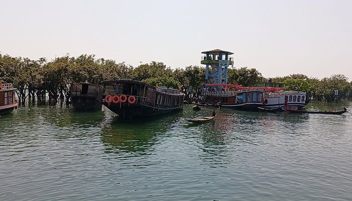 টাঙ্গুয়ার হাওর থেকে দুই লাখ টাকার জাল জব্দ করে আগুনে পুড়িয়ে ছাই 