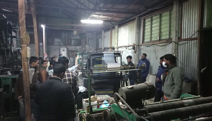নোয়াখালীর বেগমগঞ্জে অবৈধ পলিথিন কারখানায় অভিযানে ভ্রাম্যমাণ আদালত। ছবি: নোয়াখালী প্রতিনিধি 