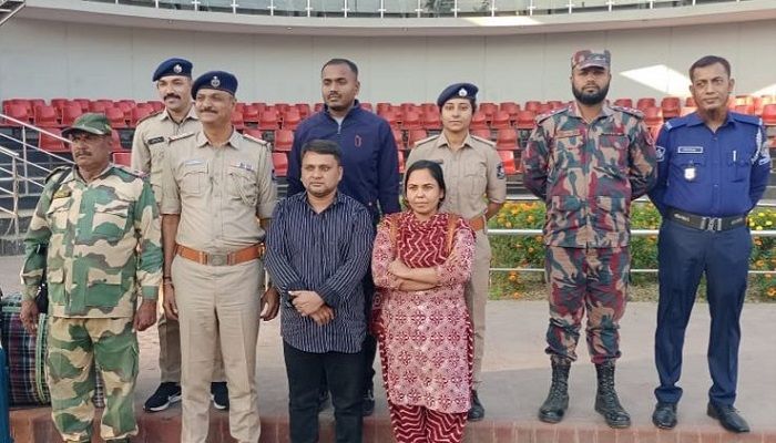 ভারতে কারভোগ শেষে দেশে ফিরলেন স্বামী-স্ত্রী