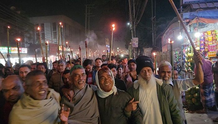 ব্রাহ্মণবাড়িয়া জেলা বিএনপির সম্মেলন ঘিরে একাংশের মশাল মিছিল। ছবি:  ব্রাহ্মণবাড়িয়া প্রতিনিধি 