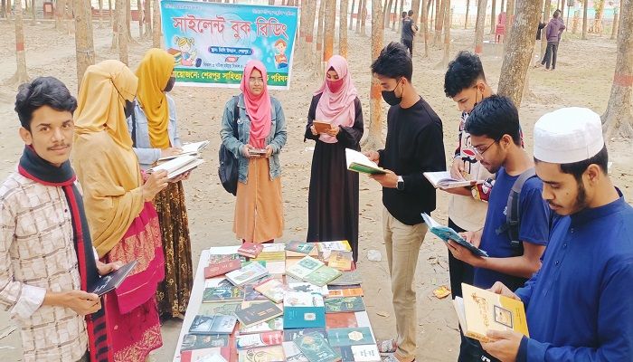  গত  ২৭ ডিসেম্বর থেকে ডিসি উদ্যানে মুক্ত স্থানে প্রায় চার শতাধিক বই নিয়ে শুরু করা হয়েছে ‘সাইলেন্ট বুক রিডিং’-এর কার্যক্রম। ছবি: শেরপুর প্রতিনিধি