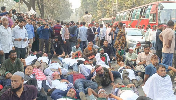 ﻿ব্যারিকেড ভেঙে সচিবালয় ঘেরাও বিডিআর সদস্যদের। ছবি: সংগৃহীত 