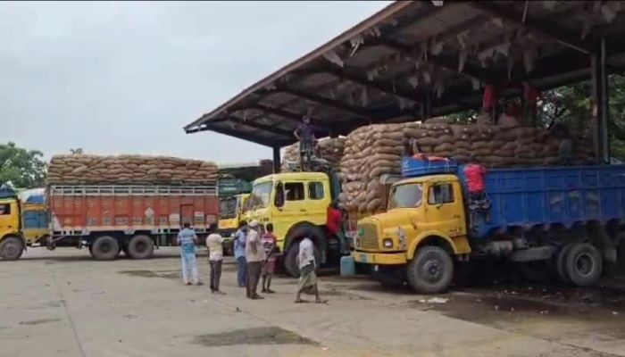 ভারত থেকে এলো ১৩,৯৬৮ টন চাল, তবুও কমছে না দাম