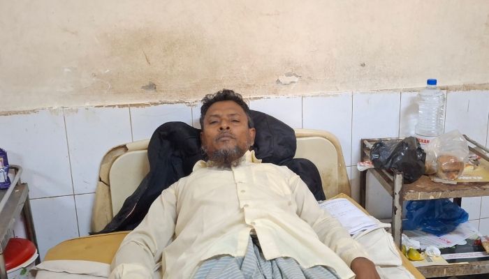নোয়াখালীতে প্রকাশ্যে কৃষকদল নেতাকে পেটালেন বিএনপি নেতা