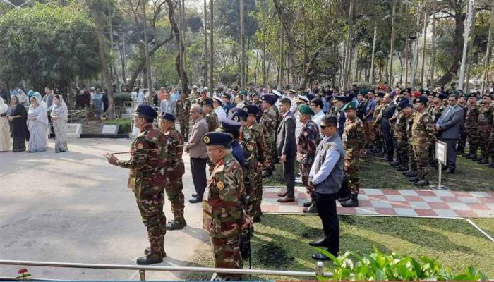 সামরিক কবরস্থানে স্বরাষ্ট্র উপদেষ্টাসহ তিন বাহিনী প্রধানের শ্রদ্ধা