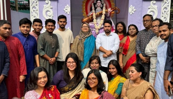 জগন্নাথ হলে সরস্বতী পূজামণ্ডপ পরিদর্শনে দুই উপদেষ্টা 