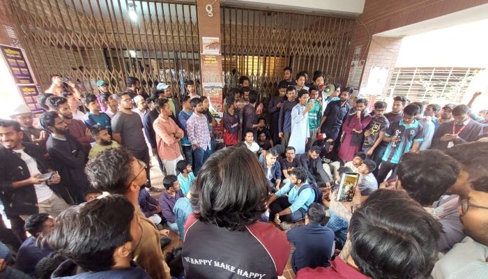 পোষ্য কোটা বাতিলের দাবিতে শিক্ষার্থীদের আন্দোলন। ছবি- জাবি প্রতিনিধি 