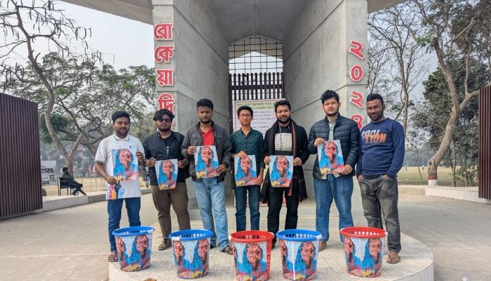 ময়লার ডাস্টবিনে সাবেক প্রধানমন্ত্রী শেখ হাসিনার ছবি। ছবি- বেরোবি প্রতিনিধি