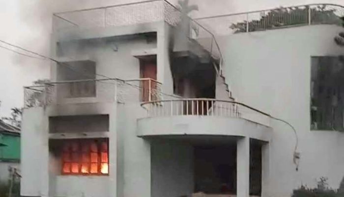 শাওনের গ্রামের‌ বাড়িতে আগুন দিয়েছে বিক্ষুব্ধ ছাত্র-জনতা। ছবি- জামালপুর প্রতিনিধি