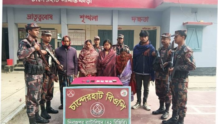 আটককৃত পাঁচজন বাংলাদেশি। ছবি- ﻿ঠাকুরগাঁও প্রতিনিধি