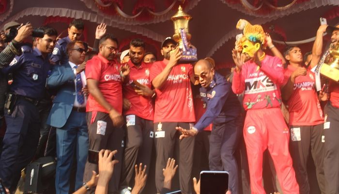 বরিশালের ঐতিহাসিক বেল্স পার্কে ট্রফি উন্মোচন করা হয়। ছবি- প্রতিনিধি