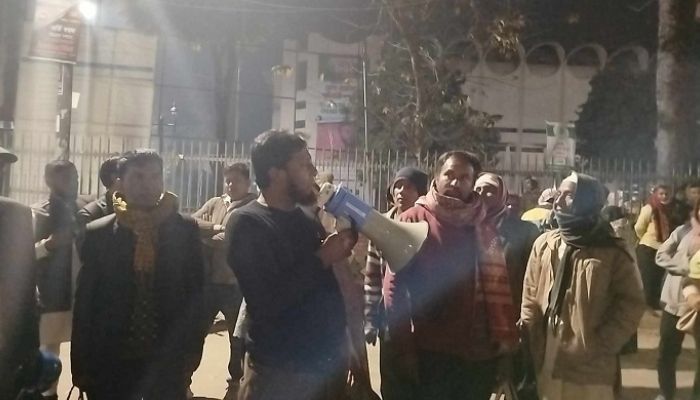 জাদুঘরের সামনে থেকে শহীদ মিনারে যাচ্ছেন আন্দোলনকারীরা