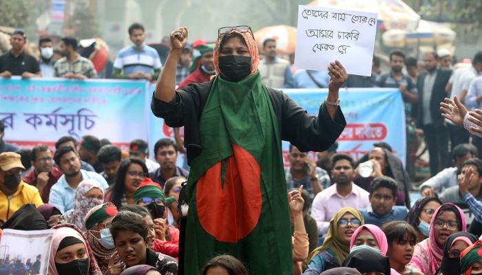 শাহবাগে শিক্ষক নিয়োগপ্রত্যাশীদের আন্দোলন থেকে ১৪ জন আটক