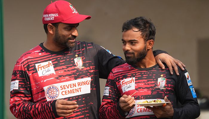 সতীর্থ তাওহীদ হৃদয়ের সঙ্গে ফরচুন বরিশালের অধিনায়ক তামিম ইকবাল। ছবি: সংগৃহীত