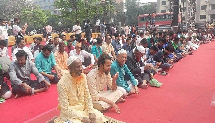 সমাবেশস্থলে জুমার নামাজ পড়ছেন কর্মী-সমর্থকেরা। ছবি: সংগৃহীত