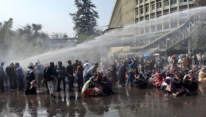 শাহবাগে শিক্ষকদের ওপর লাঠিচার্জ 