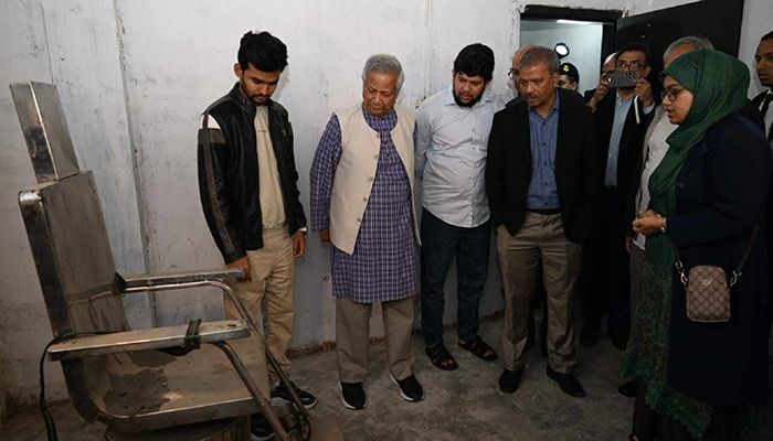গণমাধ্যম ও ভুক্তভোগীদের নিয়ে 'আয়নাঘর' পরিদর্শনে প্রধান উপদেষ্টা। ছবি: সংগৃহীত 