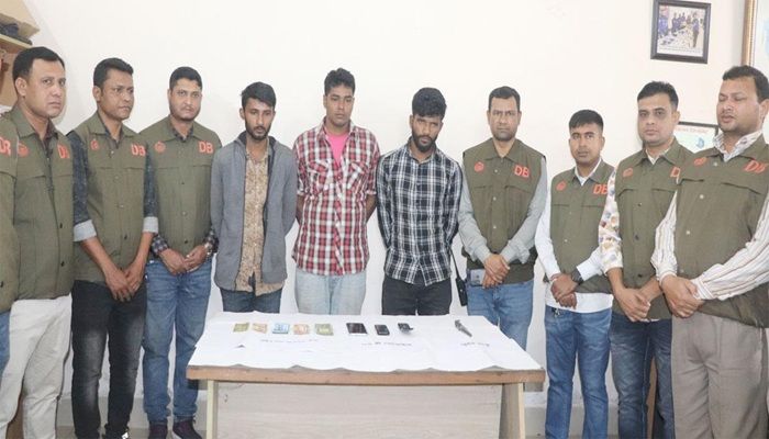 বাসে ডাকাতি ও শ্লীলতাহানি, গ্রেপ্তার ৩