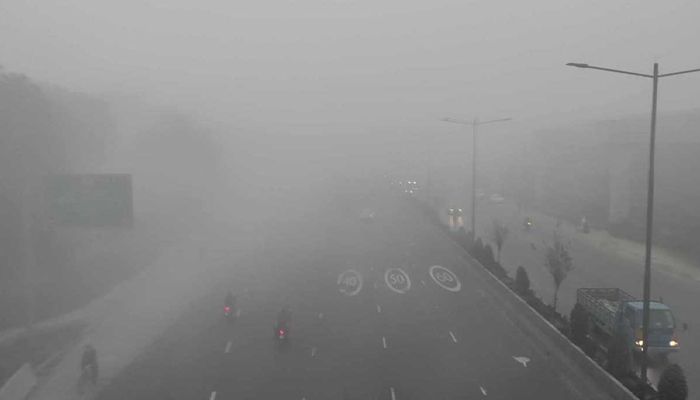 হঠাৎ কুয়াশায় মোড়ানো রাজধানী ঢাকা  