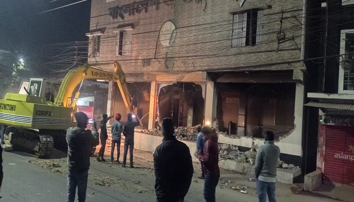 চুয়াডাঙ্গায় আওয়ামী লীগের জেলা কার্যালয় ভেঙে দিল বৈষম্যবিরোধী ছাত্র ও সাধারণ জনতা। ছবি: চুয়াডাঙ্গা প্রতিনিধি