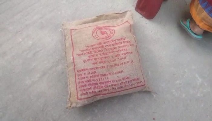 বিতরণ করা ত্রাণের প্যাকেটে লেখা ‘শেখ হাসিনার উপহার’