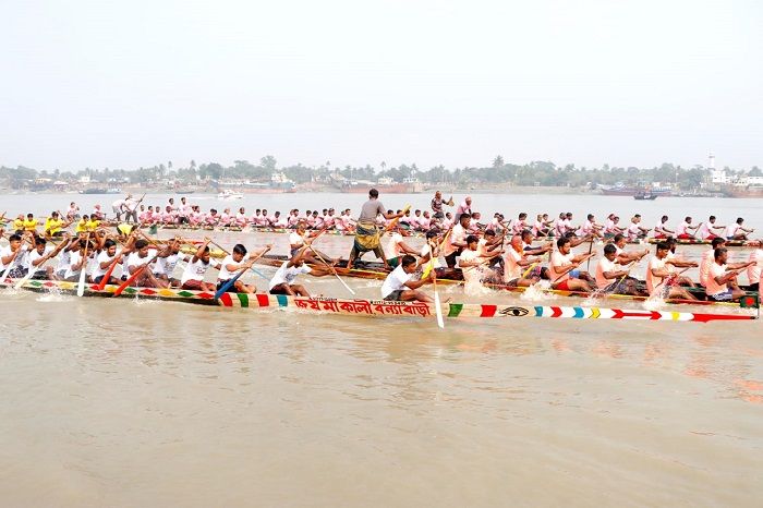 এক সময় এ দেশে যোগাযোগ ছিলো নদী কেন্দ্রিক আর বাহন ছিল নৌকা। এখানে নৌ শিল্পকে কেন্দ্র করে গড়ে ওঠে বিভিন্ন শিল্পকেন্দ্র। এসব শিল্পে যুগ যুগ ধরে তৈরি হয় দক্ষ ও অভিজ্ঞ কারিগর।