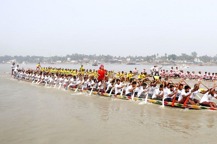 নদীমাতৃক বাংলাদেশে নৌকাবাইচ লোকায়ত বাংলার লোকসংস্কৃতির একটি অংশ। তবে কবে এদেশে গণবিনোদন হিসেবে নৌকাবাইচের প্রচলন হয়েছিলো তার সঠিক ইতিহাস পাওয়া যায় না।