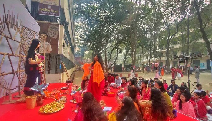 জগন্নাথ বিশ্ববিদ্যালয়ের (জবি) ইংরেজি বিভাগে নারী পুরোহিতের মাধ্যমে সরস্বতী পূজা অনুষ্ঠিত। ছবি:  জবি প্রতিনিধি